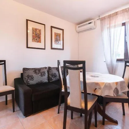 Kokolo - Three Bedroom First Floor 아파트 *