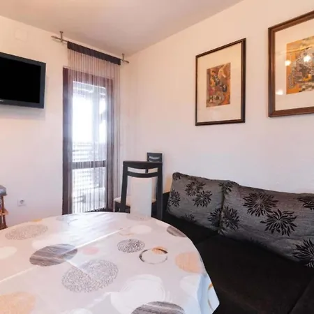 아파트 Kokolo - Three Bedroom First Floor 프레코