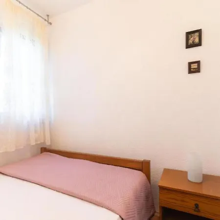 Kokolo - Three Bedroom First Floor 아파트 *