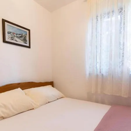 아파트 Kokolo - Three Bedroom First Floor 프레코
