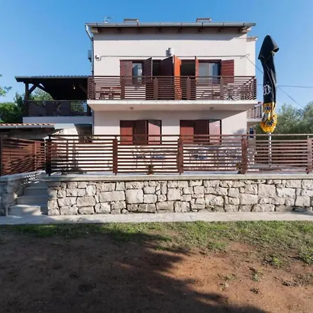 Kokolo - Three Bedroom First Floor 아파트